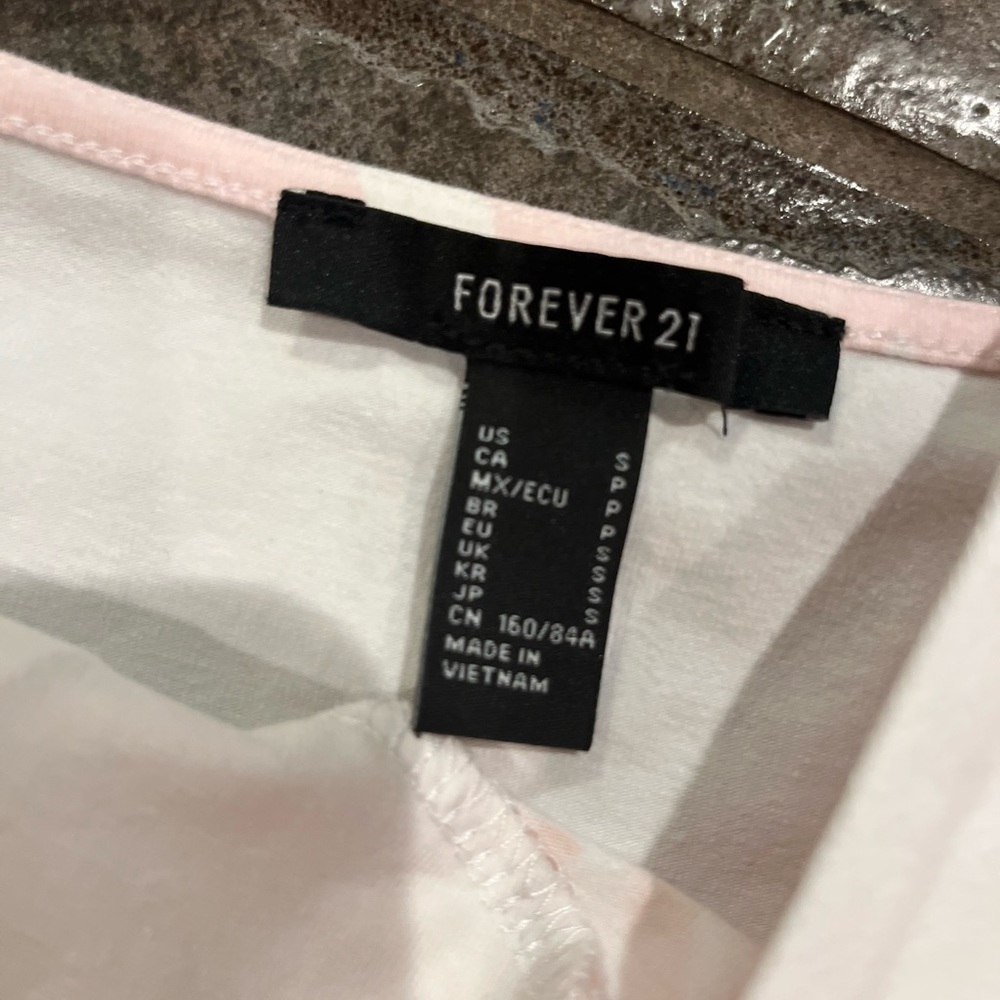 FOREVER 21 - Picture 3 of 4